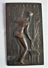 schöne Bronze Wandplatte - Akt - Monogramm R