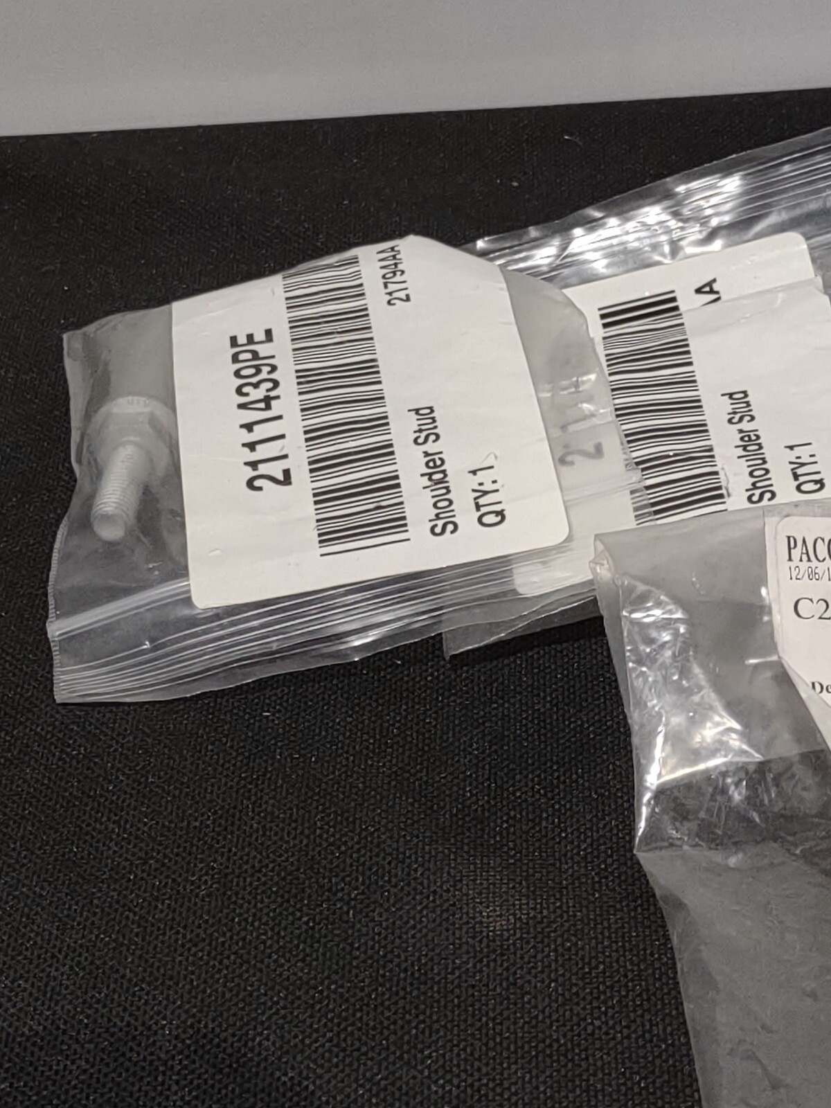 NEW GENUINE PACCAR 2111439PE COMMERICAL TRUCK ENGINE SHOULDER STUD 