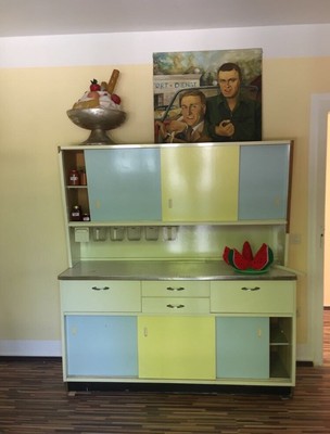 Süße Vintage 50er Jahre Küchenschrank Pastellfarben zweiteilig gelb