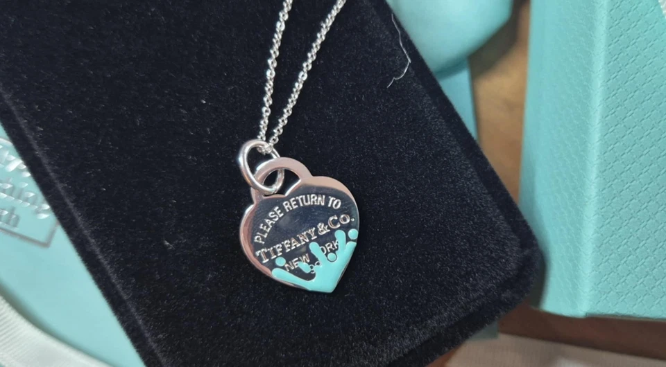 Collar Tiffany & Co Colgante Etiqueta Corazón Plata Esterlina con Caja y Bolsa Foto 3 de 4