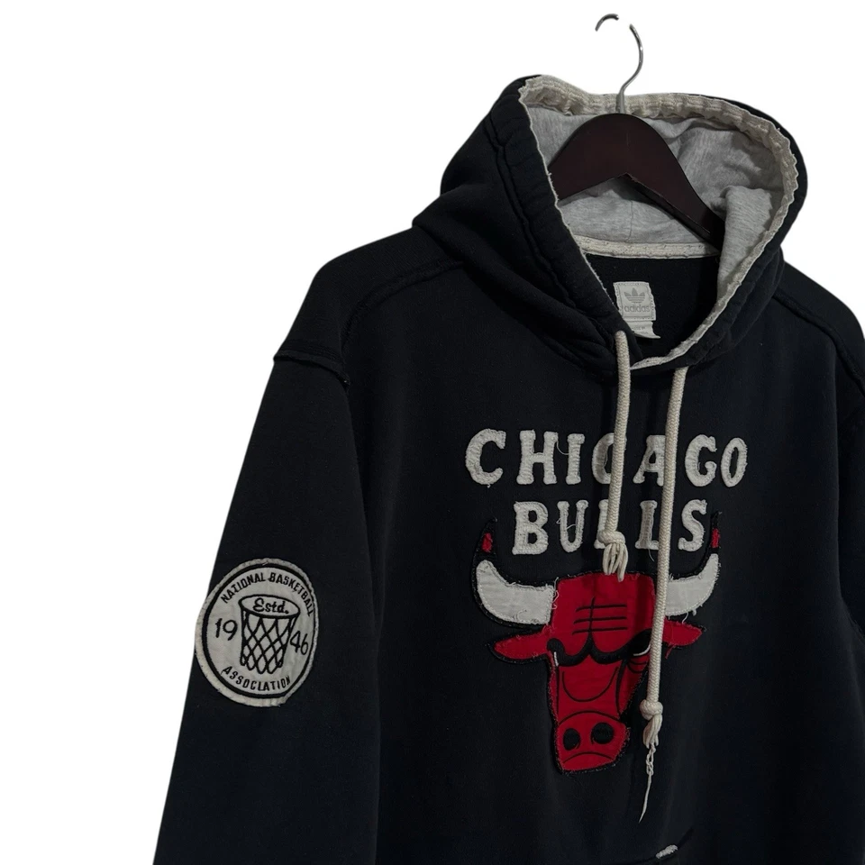 Adidas Originales NBA Chicago Bulls Sudadera con Capucha Negra Talla Grande 23 x 29 Foto 3 de 4