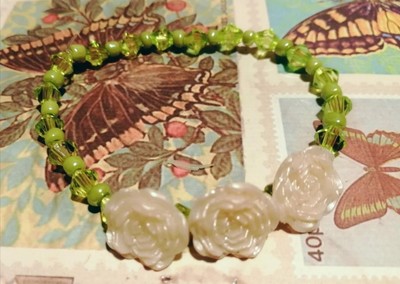 Acryl Creme Blume & Grün Glas Perlen Armband Geschenkidee für Sie 