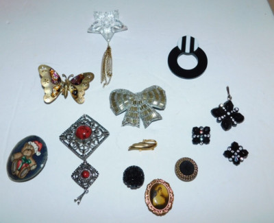 NEAT JOB LOT COSTUME JEWELRY EARRINGS BROOCHES BUTTON COVERS SARAH NONY NEW YORK