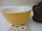 Vintage Pyrex Yellow  #402 1 1/2 Quart Nesting Mixing Bowl