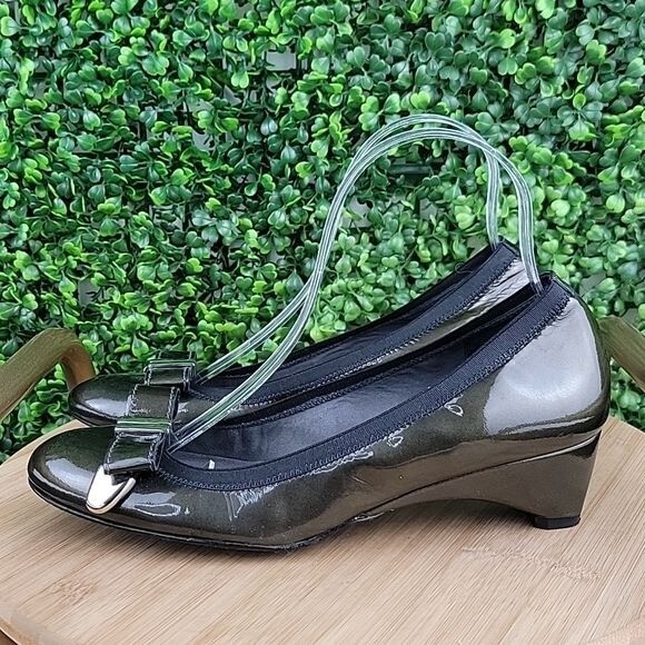 Stuart Weitzman Bowends Patent Leather RoundToe Wedge Heel Shoe Olive Green  8SS