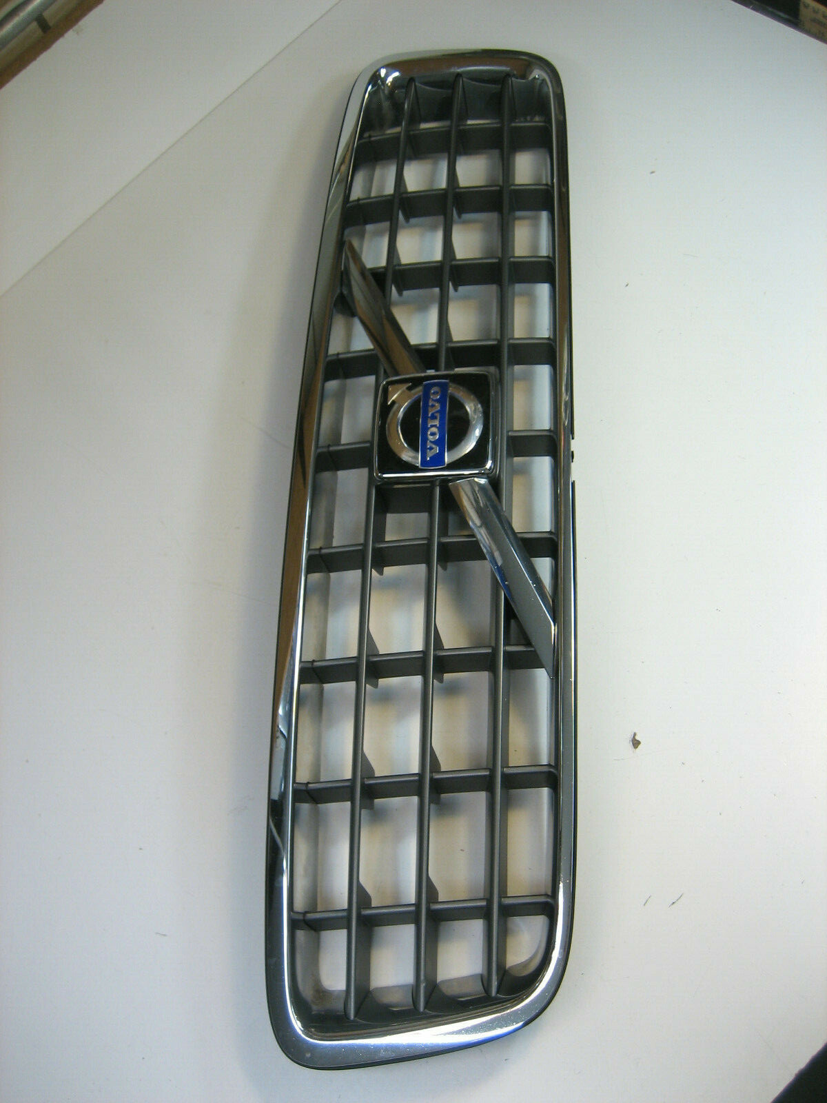 Volvo OEM Front Chrome Grille 30695512/30678980 Fits Xc90 2007  