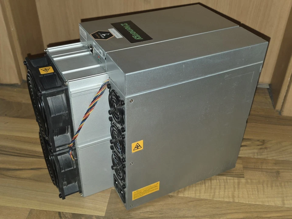 Bitmain Antminer S19k Pro ASIC Miner - Bild 1 von 3