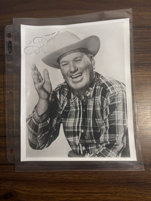 8x10 photograph hand-signed by Jay Hanna "Dizzy" Dean HOF Cardinals Pitcher