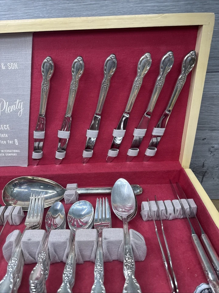 Wm. Rogers & Son VICTORIAN ROSE Silverplate Flatware 72 Pc Set in original box - Image 2 of 4