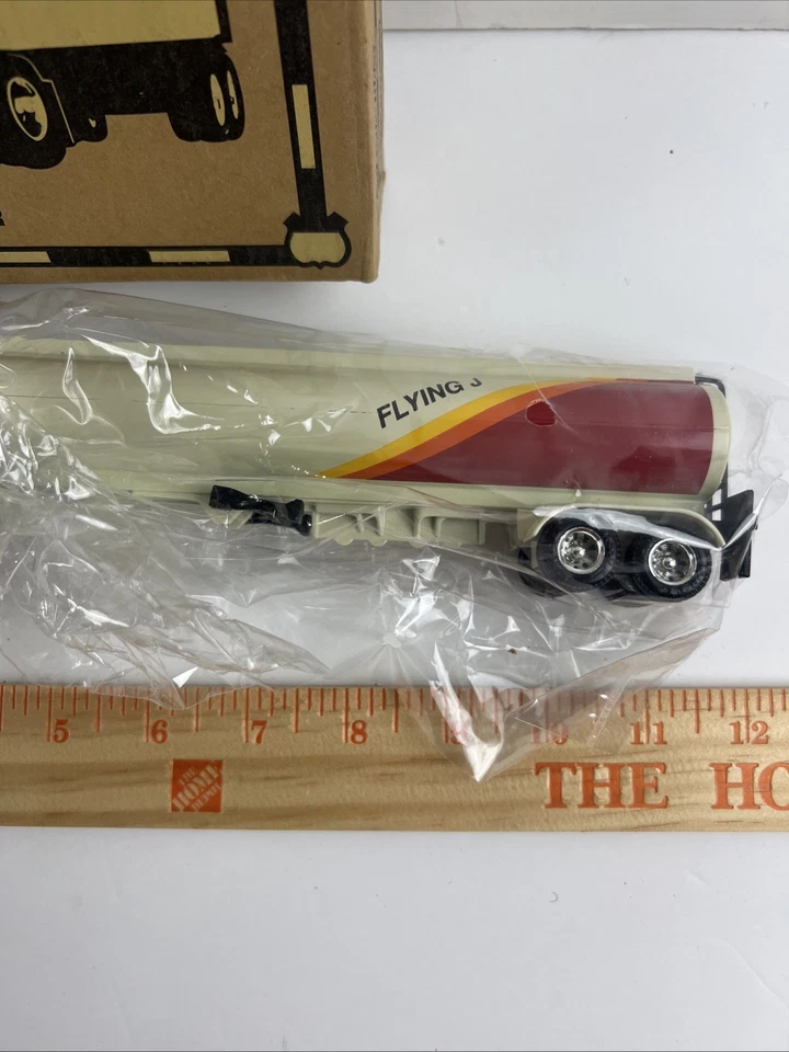 Flying J Freightliner Tanker Truck 1/64 Scale Ertl Collectibles  - Image 3 of 4