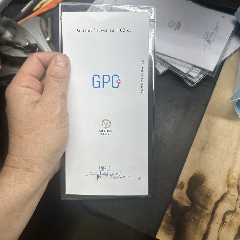 tsavorite garnet loose gemstone 1.02 Carat w/Cert. Clarity Type II Kenya - Image 4 of 4