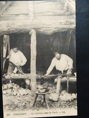 35-FOUGèRES.''LES SABOTIERS DANS LA FORET.''C.P.A.'' vers1910.''No Writing''