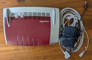 FRITZ!Box 7490 WLAN-Router mit Netzteil und Verbindungskabel