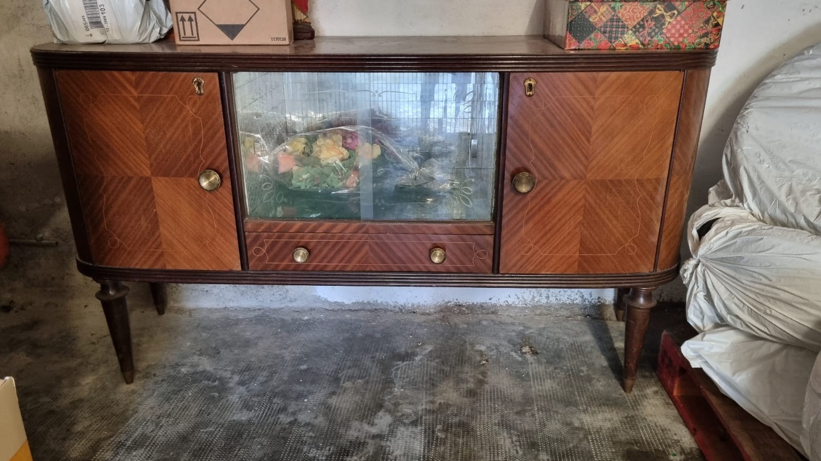 Credenza vintage. Legno. Antine e cassetti.