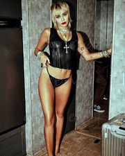 Miley Cyrus 10 Singer, Songwriter 8X10 Photo Reprint