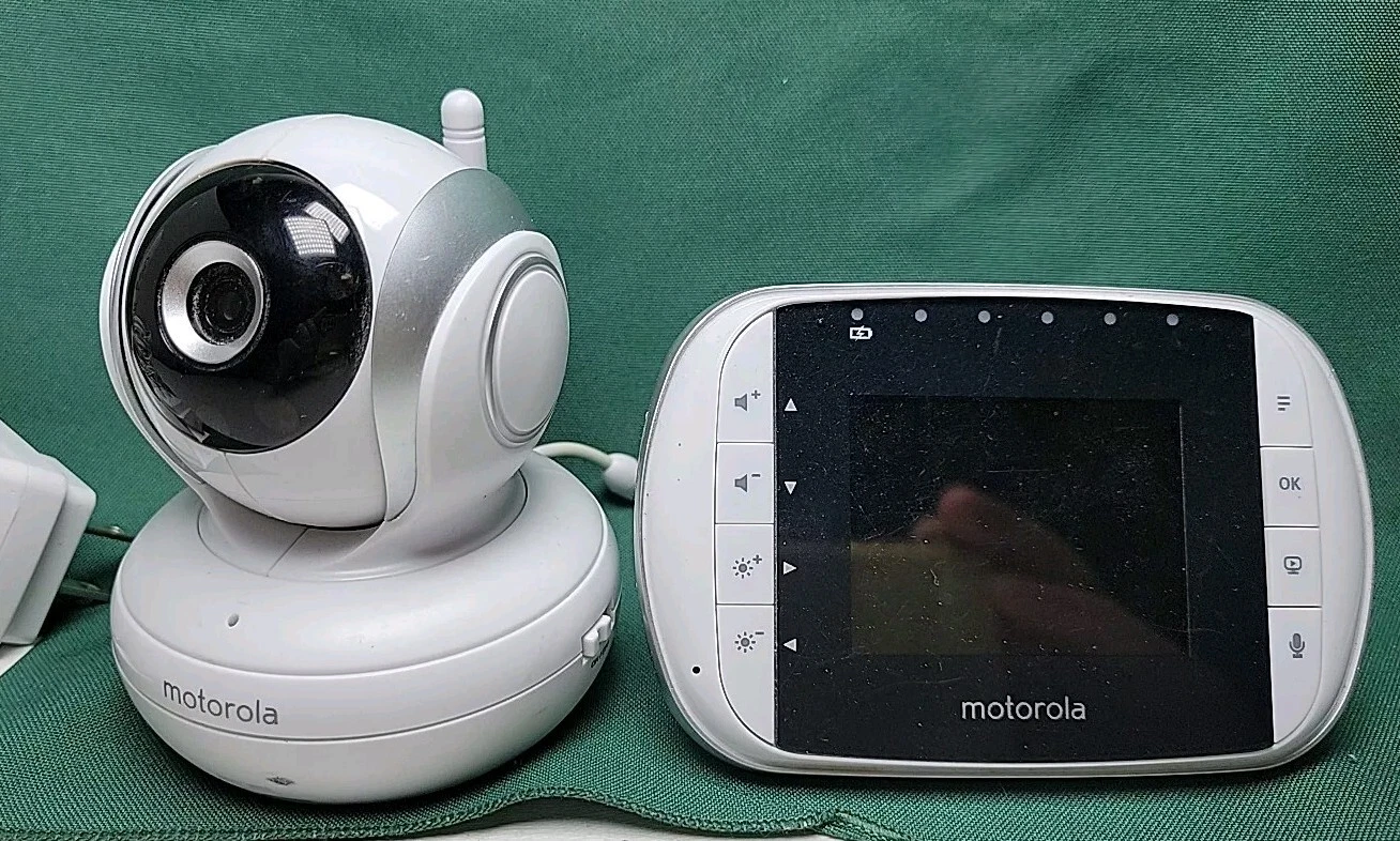 Motorola MBP33SBU Wireless Baby Monitor with 2.8-Inch Color LCD Working complete