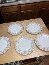 Fine china/ 7.5” plates/ Braum bros/set of 5/ made in China