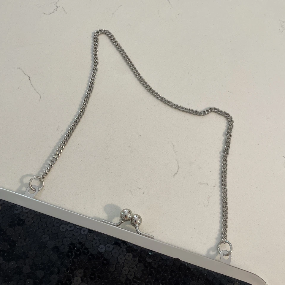 Bolso de noche negro con lentejuelas Loft Ann Taylor con correa de cadena herrajes plateados Foto 4 de 4