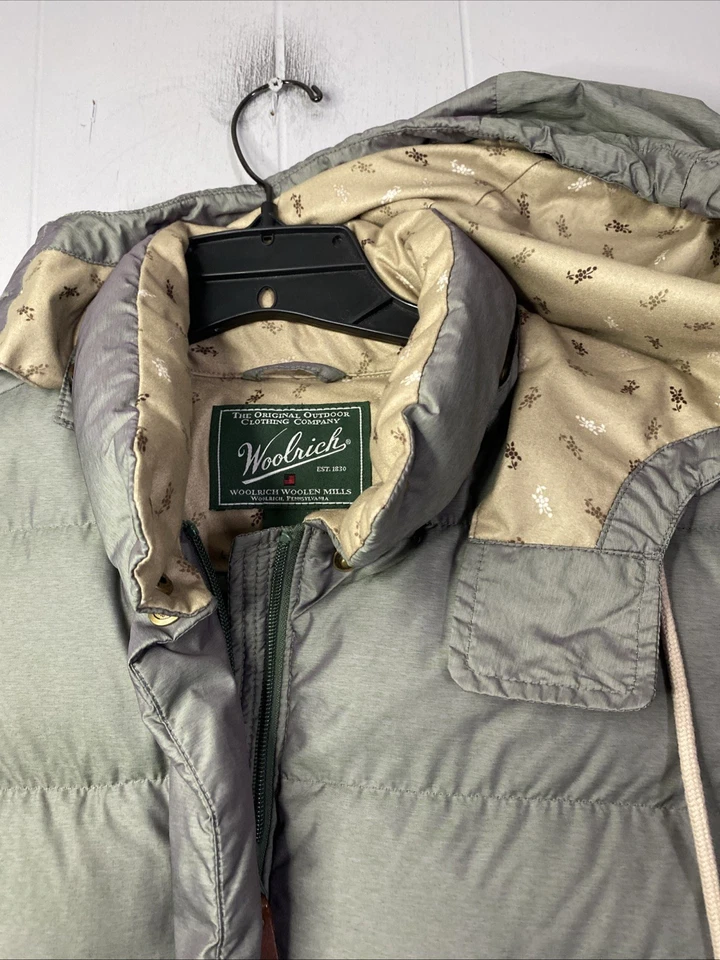 Chaleco acolchado Woolrich para mujer plumón de ganso grande capucha extraíble 23x28 abeto 18524 Foto 2 de 4