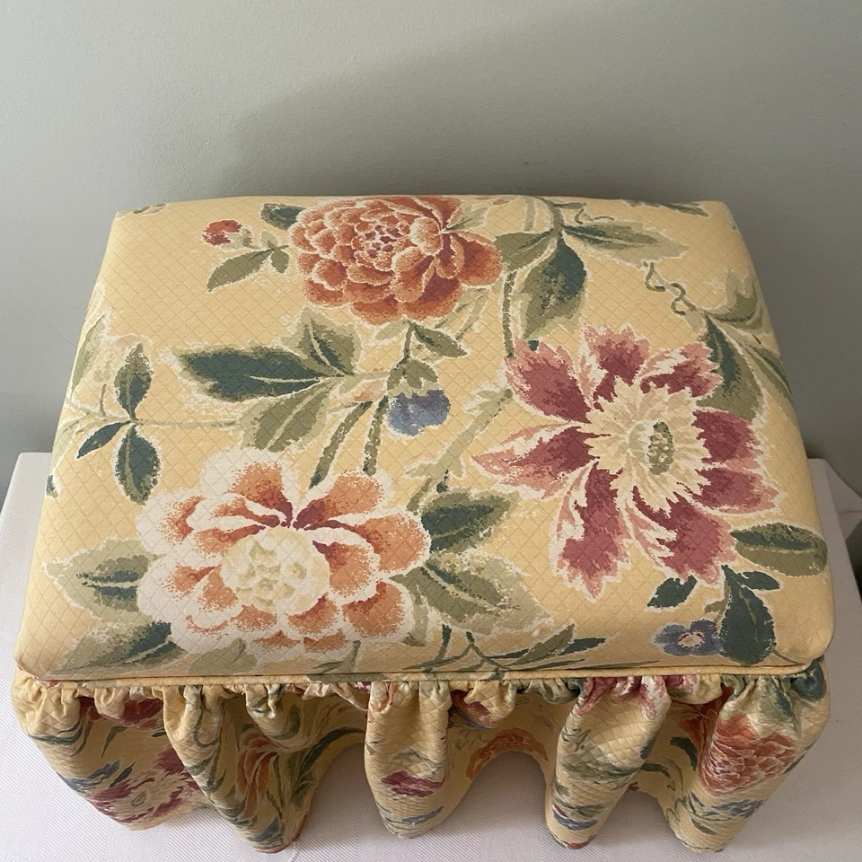 De colección Hecho a Mano Reposapiés con Falda Otomana Cojín Taburete Shabby Chic Años 80 Retro Foto 3 de 4