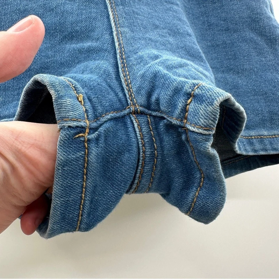 Urban Outfitters BDG Medium Wash High Rise Short Shorts Size 24 - Image 3 of 4