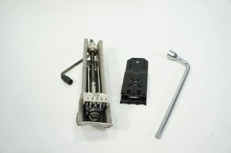 08-2014 Mercedes W204 C350 C300 kit de ferramentas de troca de pneu sobressalente chave de porca de roda - Imagem 3 de 4