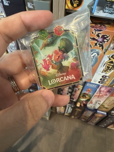 Disney Lorcana League Promo Pin Verrückter Hutmacher widerspenstig exzentrisch - Archazias Insel - Bild 1 von 2