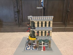LEGO Creator Expert: Grand Emporium (10211 (Complete w/Manuals and Minifigs)