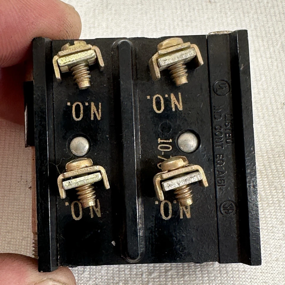 Lot Of 3 New Cutler Hammer E30KLA4 Pushbutton Contact Block Oil Tight 600V - Изображение 3 из 4