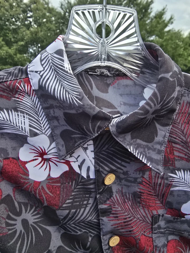 Camisa temática hawaiana abotonada para niños con flores y hojas rojas, blancas y negras Foto 2 de 4