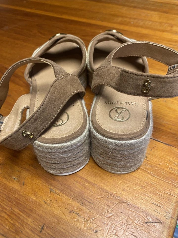 Sandalia de cuña Sam & Libby Corrinne para mujer EE. UU. 7 marrón dorada punta abierta tiras usada en excelente estado Foto 4 de 4