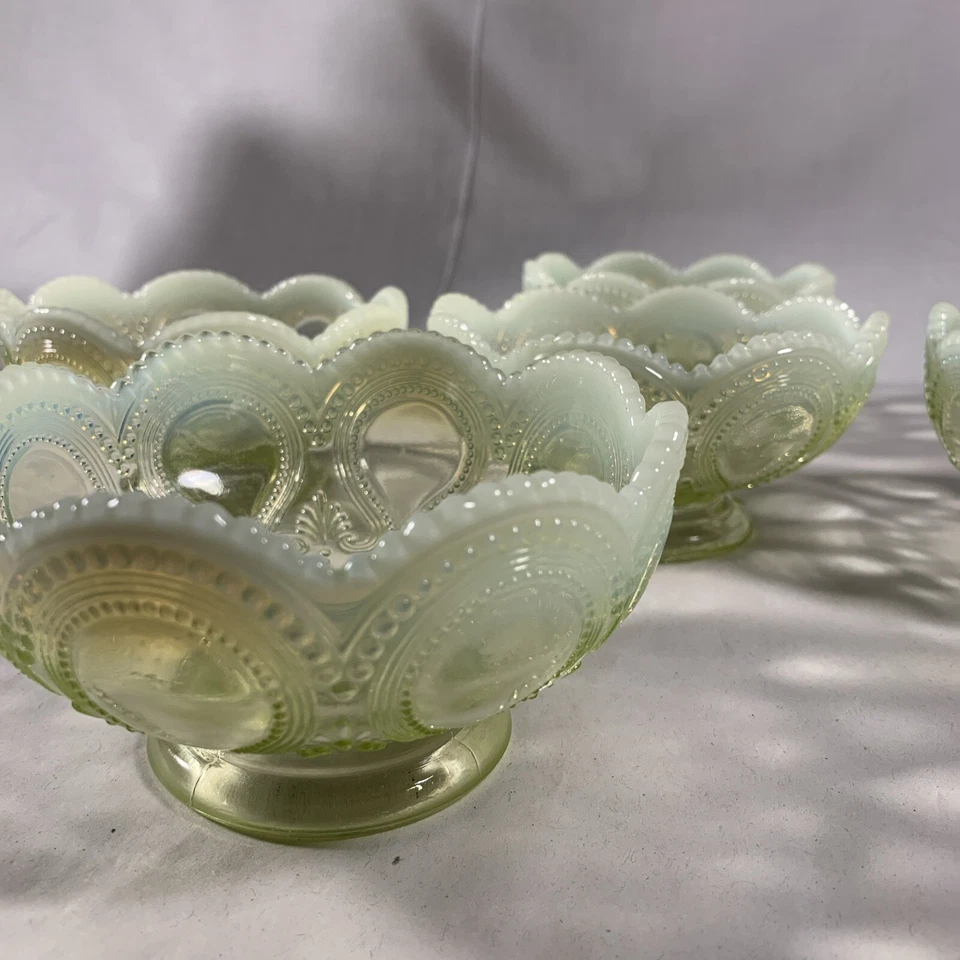 Juego de 5 cuencos vintage de vaselina opalescente y vidrio de uranio con patas en relieve Foto 2 de 4