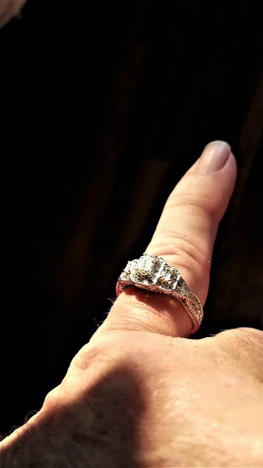 Anillo Estilo Antiguo 3 Diamantes 1ct Peso Total 14KWG Foto 4 de 4