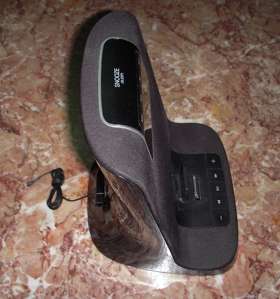 Gear4 AlarmDock Halo 2 Clock Radio Audio Dock Speaker for Iphone Ipod - Image 2 of 4