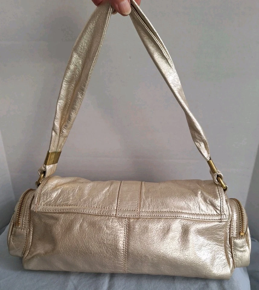 Bolso de Hombro Vintage Banana Republic Y2K Dorado Cuero Metálico Bolsillos Pequeños Foto 3 de 4