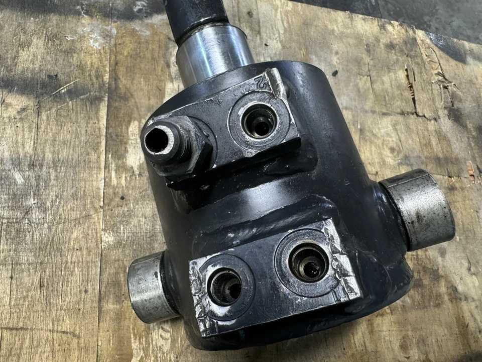 CROWN FORKLIFT TILT CYLINDER ASSY. (123399-001) READ DESCRIPTION!!! USED - Image 4 of 4