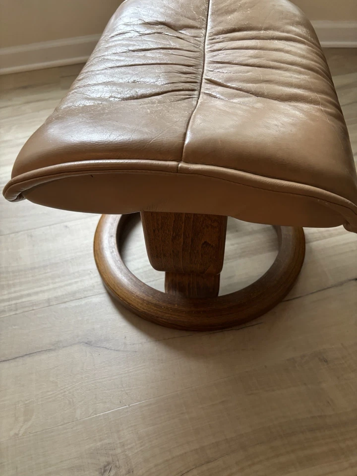 Escabelo otomano sem estresse Ekornes couro marrom, base de teca feito na Noruega  - Imagem 4 de 4