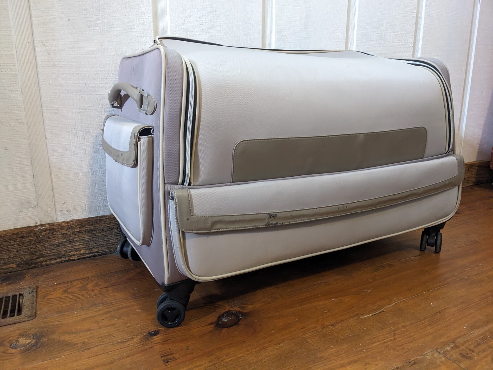 Husqvarna Viking Designer Epic 1 Sewing Embroidery Machine SLIGHTLY