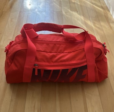 Rotes Gym Club Duffel Bag von Nike