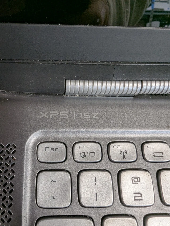 DELL XPS 15Z  i7-2nd FOR Parts  Boots, case in poor shape NO HDD/CORD #320 - Image 3 of 4