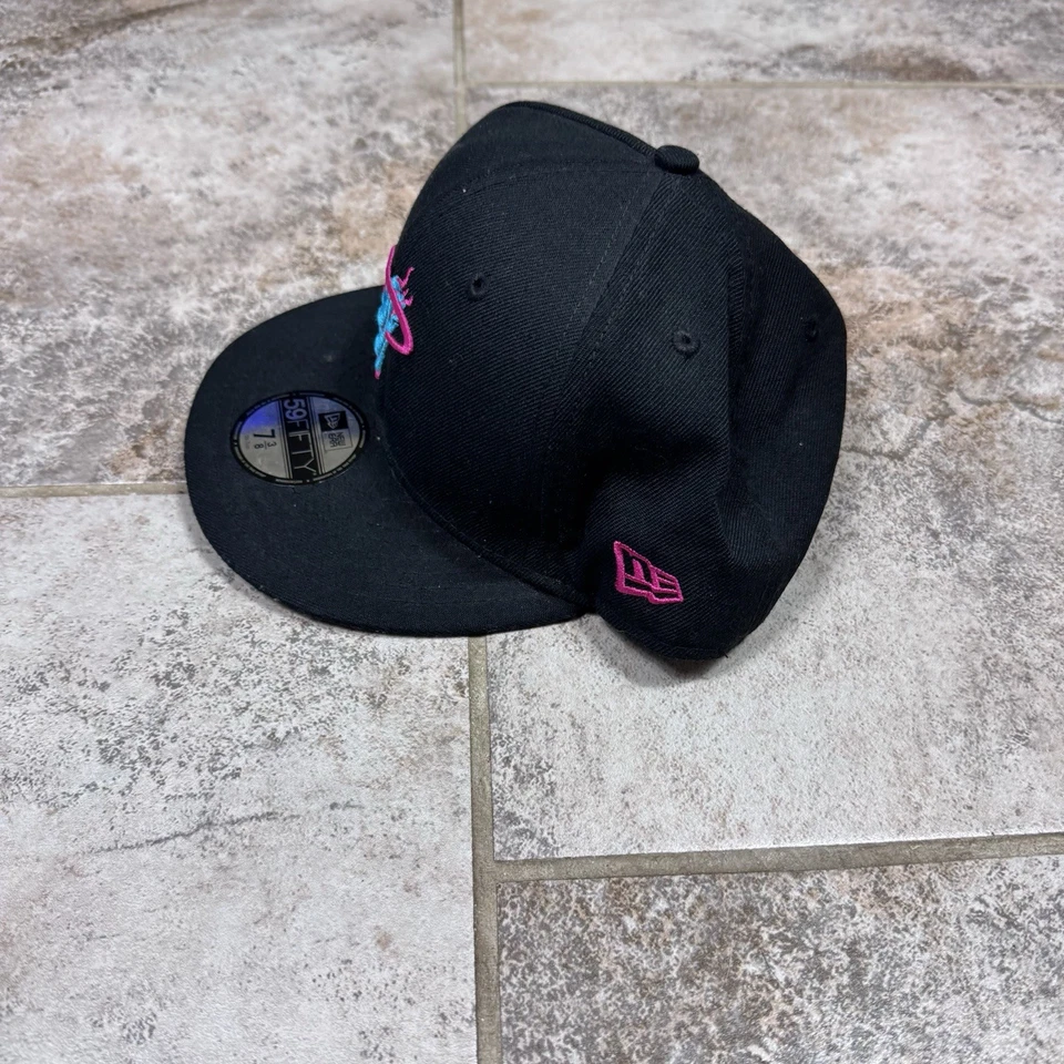 Gorra Miami Heat negra ajustada New Era neón Vice City 7 3/8 HWC NBA rosa verde azulado Foto 2 de 4
