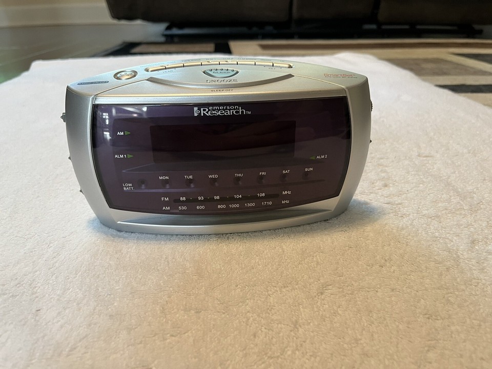 Emerson Research CKS3029 Smartset AM/FM Radio Alarm Clock Tested ...