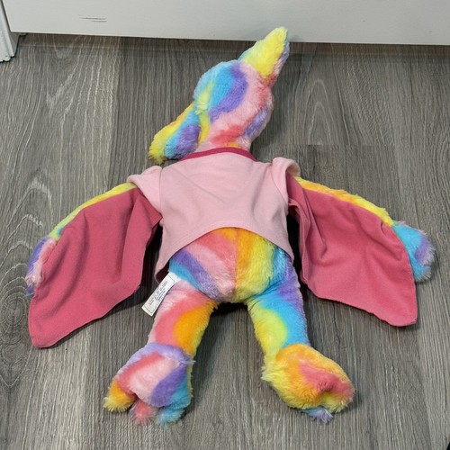 2012 Build A Bear Rainbow Tye Dye Pterodáctilo Dinosaurio Peluche con Camisa BAB Peace - Imagen 2 de 7