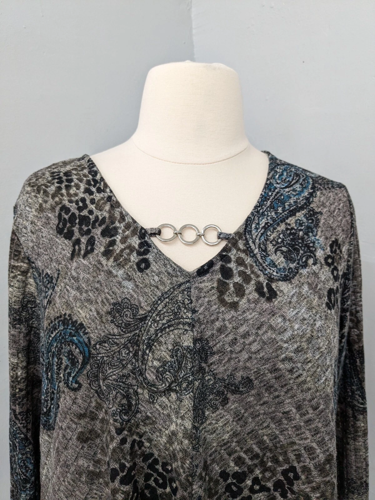 Top Tunica Alyx Grigio Verde Leopardo Paisley Stampa Morso di Squalo Flowy Stretch 3X