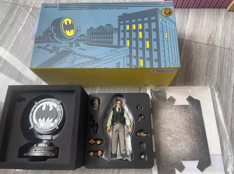 Mezco 1/12 Commissioner James Gordon And Bat Signal Deluxe Edition