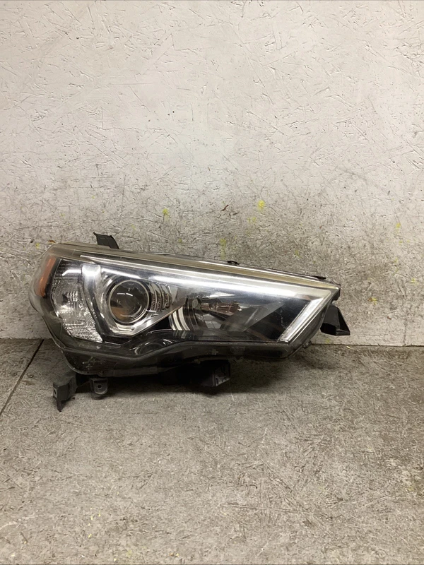 2014-2020 TOYOTA 4RUNNER RIGHT RH PASSENGER SIDE HEADLIGHT OEM HALOGEN