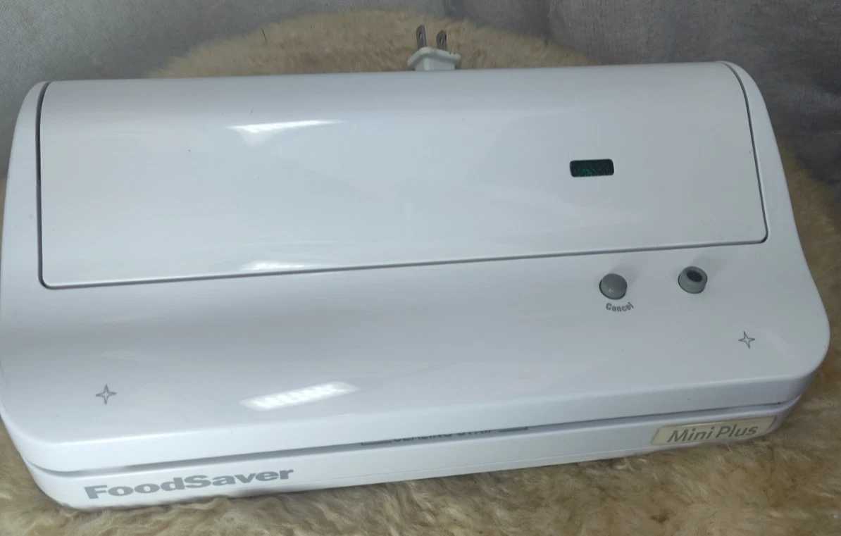 FOODSAVER FOOD VACUUM SEALER SYSTEM MINI PLUSMODEL WHITE - GOOD CONDITION.