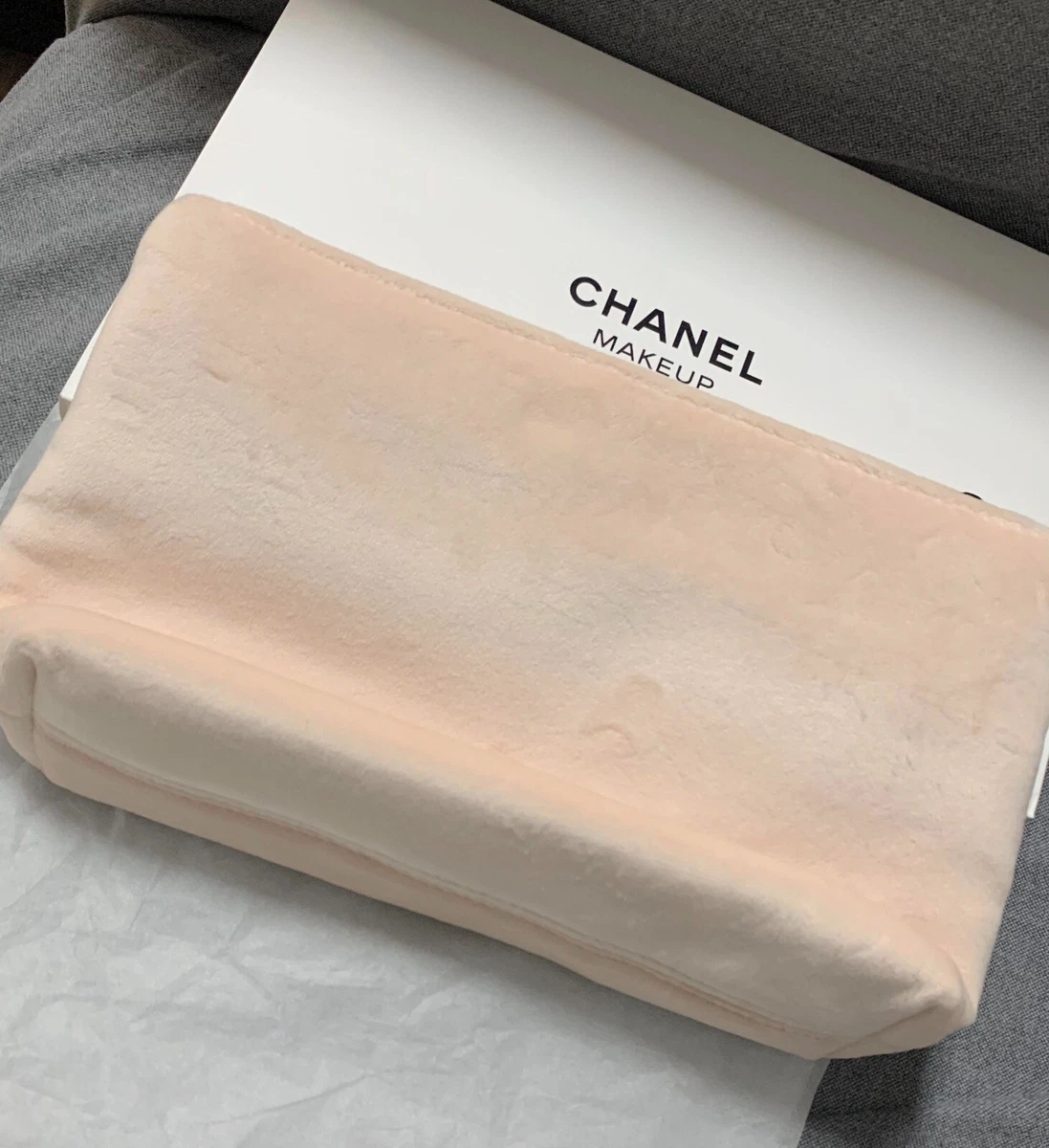 CHANEL WHITE BEAUTE COSMETICS MAKEUP BAG 10x6x2 APROX. SOFT VELVET FEEL