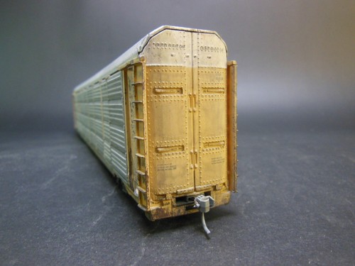 HO SCALE CUSTOM WEATHERED CSX UTTX 852328 BI-LEVEL ENCLOSED AUTO RACK - Picture 4 of 6