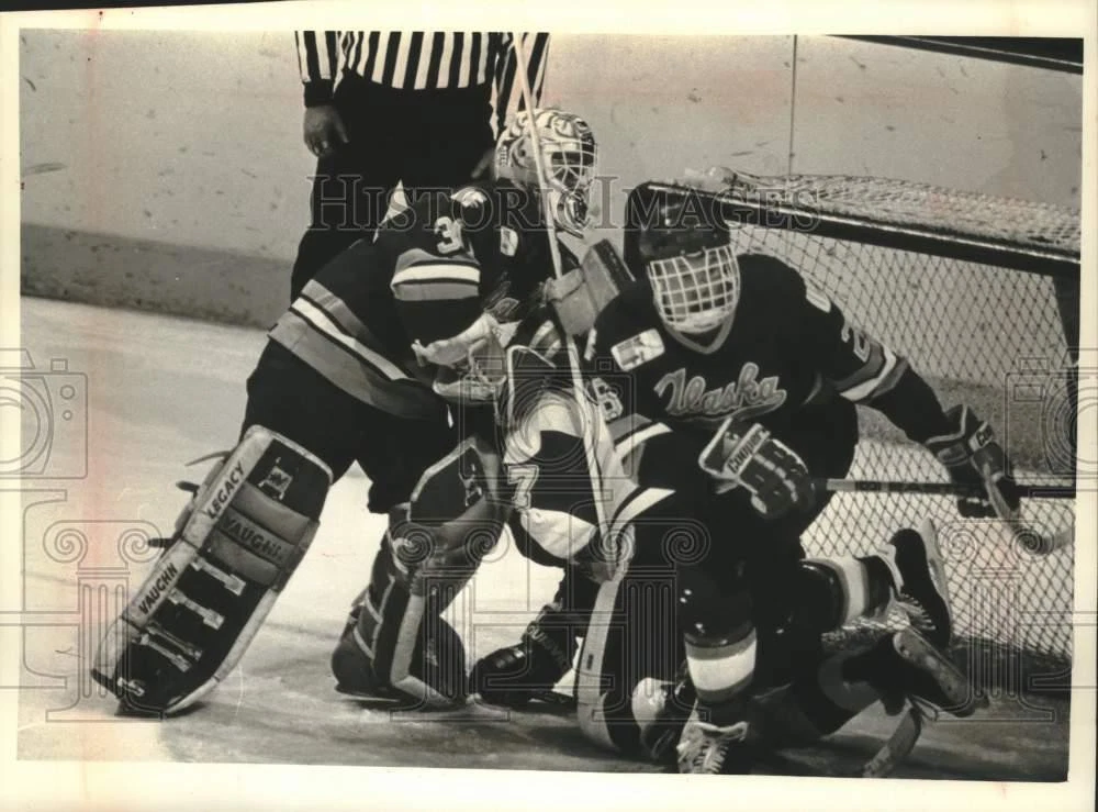1993 Press Photo Blaine Moore Sandwiched by Alaska's Goalie Brian Fish